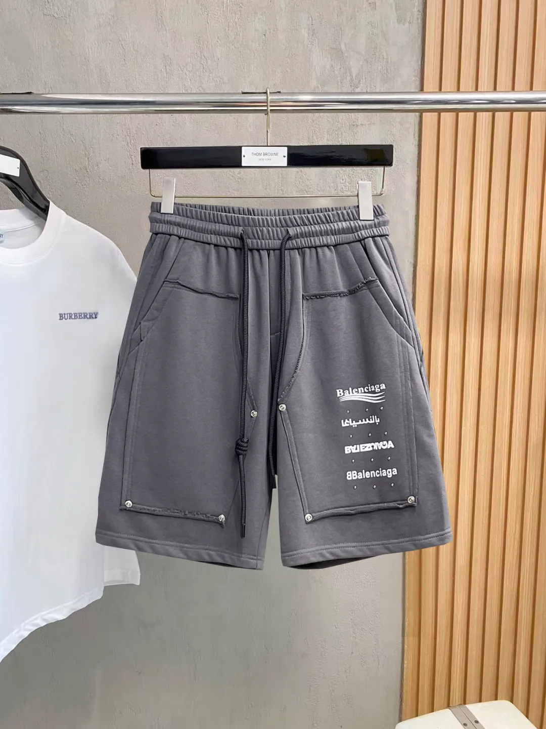Balenciaga's three-standard complete 2026 summer New Arrival men's casual shorts, advanced custom-made Breathable fabric, Breathable fabric, extremely stretchy and comfortable, impeccable details, top-grade accessories, original logo design concept, delicate and soft feel! The upper body fit is awesome! Size: M-XXXL Please state your height and weight when ordering